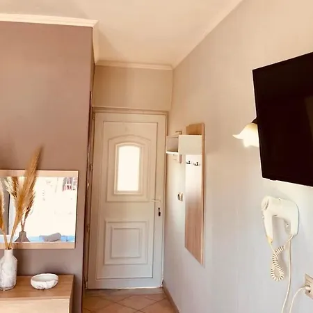 Poplar Lofts & Karavouzi Apartment
