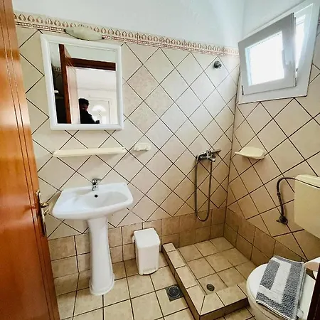 Poplar Lofts & Karavouzi Apartment *