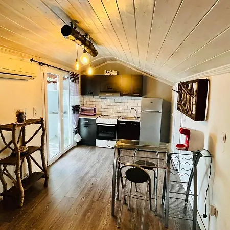 Poplar Lofts & Karavouzi Apartment *